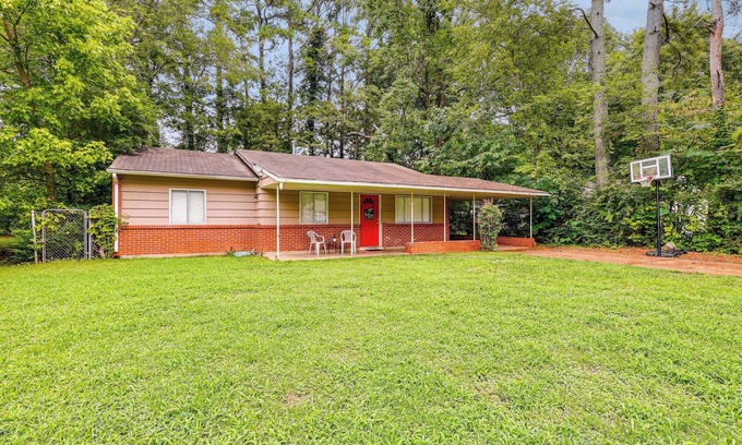 Decatur House | Pet-Friendly Decatur House Near Huntsville!