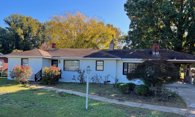 Rocky Mount House | Pet-friendly Eclectic 3bed Ranch near HWY-301
