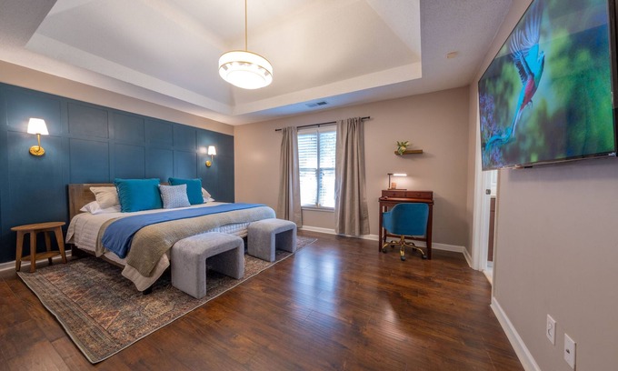 Inman House | Pet Friendly Extended Stay with Fire Pit and Patio