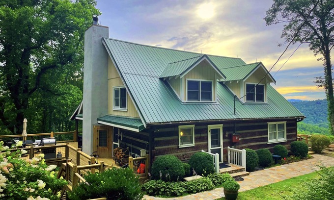 Scaly Mountain Cabin | PET FRIENDLY 🙈 FIRE PIT 🔥 VERY PRIVATE GREAT VIEWS