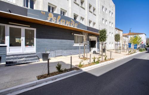 Le Chateau-d'Oleron Apartment | Pet Friendly Apartment