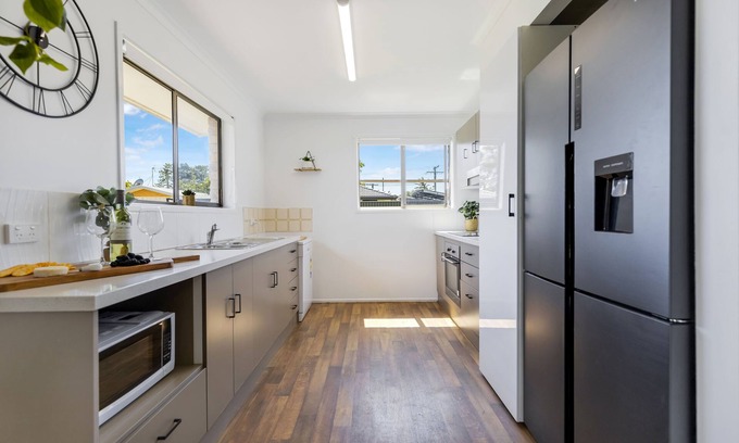 Birtinya House | Pet Friendly Fully Fenced Yard - 3 Bedroom House