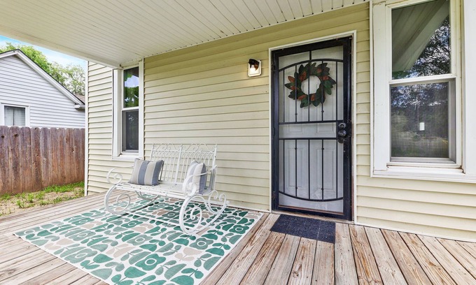 Wichita Cottage | Pet Friendly Funky Bunky Cottage