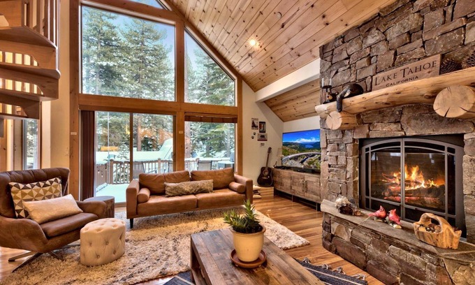 Pioneer Trail Cabin | Pet Friendly, Games, 3 Living Areas, Near Heavenly and Trails, 8 Guests+Kids 5 Yrs Old and Younger