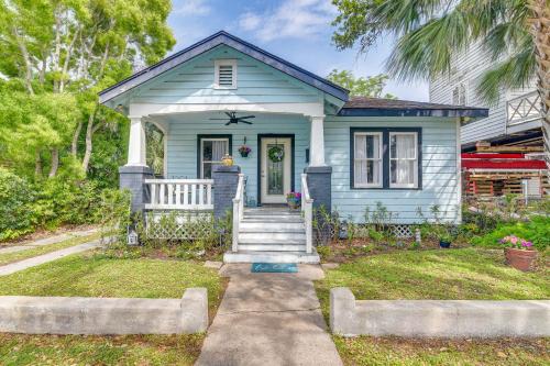 San Jacinto House | Pet-Friendly Galveston Bungalow, half Mi to Beach!