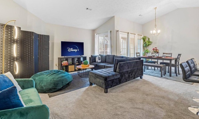 Frederick Condo | Pet Friendly Getaway w/Disney+ Mins To DT Sleeps 5