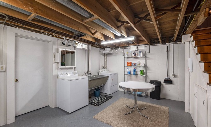 John Ball Park House | Pet friendly home, close to parks, bus line, shopping and downtown.