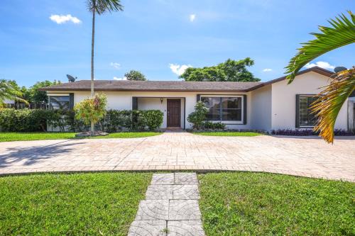 Palmetto Estates House | Pet-Friendly Home with Yard about 3 Mi to Zoo Miami!