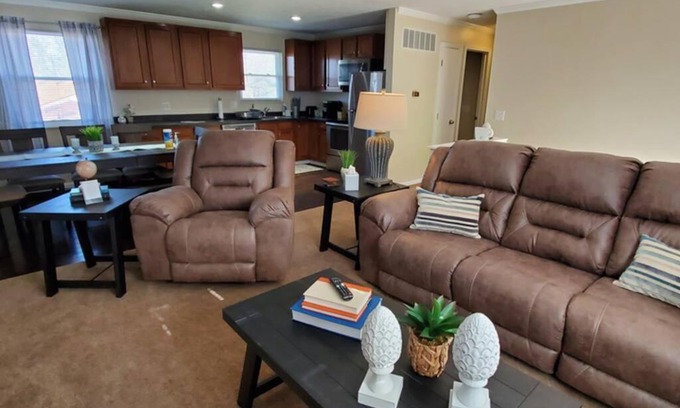 Otterbien Home House | Pet Friendly Home with Fenced in Yard