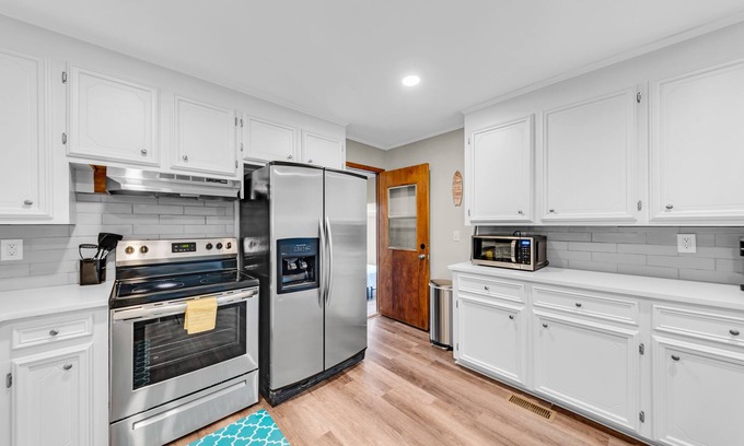 Hanahan House | Pet friendly home + Yard & Ping Pong! 5 mins to Park Circle, 15 mins to downtown