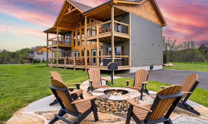 Cosby House | Pet Friendly+ Hot Tub + Fire Pit + Game Room