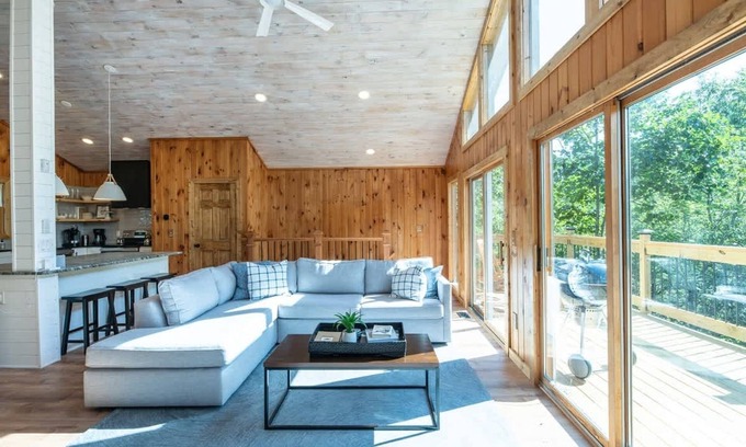 Gatlinburg - Pigeon Forge Apartment | Pet-friendly Hot Tub Soaker Tub Grill Full Kitchen