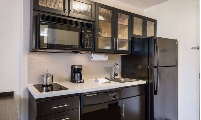 Libertyville House | Pet-Friendly Hotel Suite! Laundry & Outdoor BBQ Grill, Near Independence Grove Dog Park