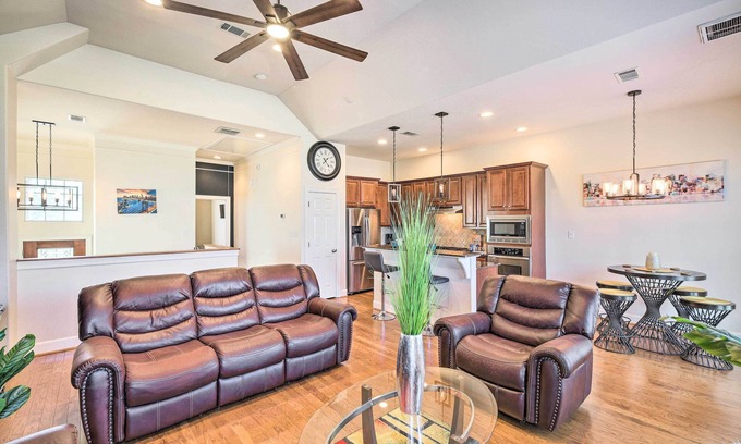 Central Southwest House | Pet-Friendly Houston Home - 3 Mi to NRG Stadium!