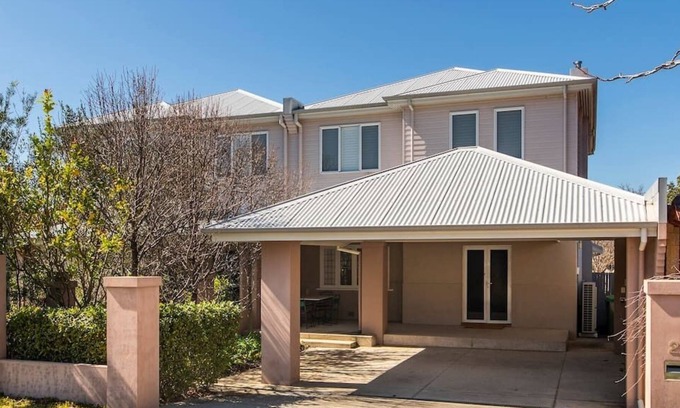 Nedlands House | Pet friendly! Huge open plan house close to the Swan River. Free WIFI