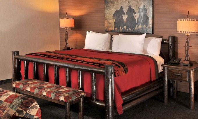 Independence Hotel | Pet-Friendly Kansas City Lodge with Whiskey/Wine Bar On-site | 2 Units