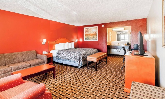 Vernon Hotel | Pet-Friendly King Room with Microwave, Dining Table, and Fridge Included