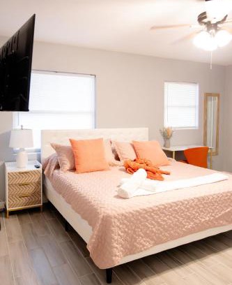 Crystal Lake House | Pet-friendly Lakeland Stay King Bed Cozy Court