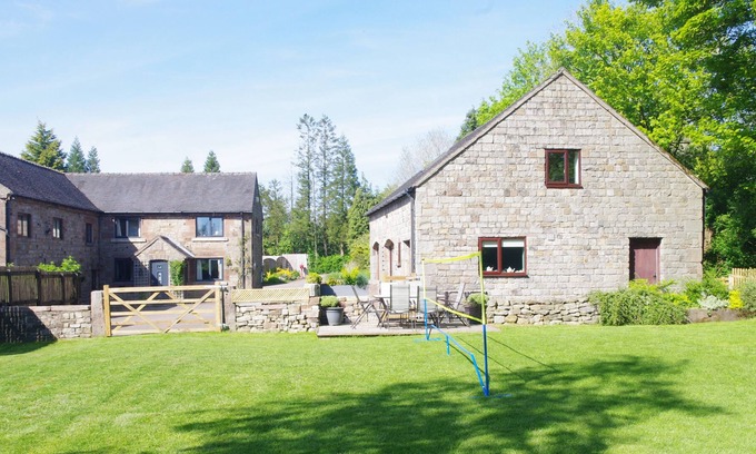 Leek Cottage | Pet friendly, large enclosed garden close to the Peak District