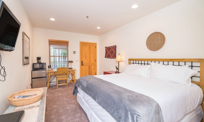 Mountain Village Hotel | Pet-Friendly Lock-Off King Hotel Room With Pool, Hot Tub Access