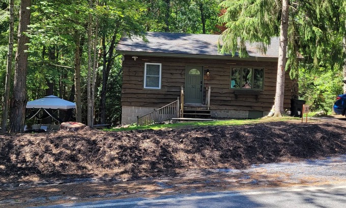 Ray Brook House | PET FRIENDLY -LOCATED BETWEEN LAKE PLACID AND SARANAC LAKE WITH PONTOON RENTALS