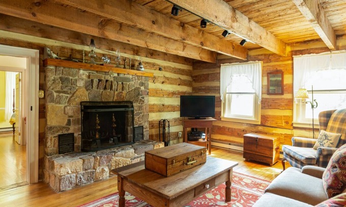 Warm Springs House | Pet-friendly Log Cabin with Wifi