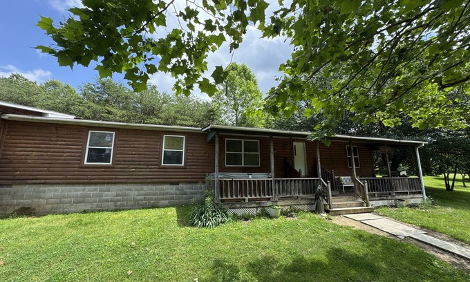 Nelsonville Cabin | Pet Friendly Log Cabin with hot tub on 7 acres near Hocking Hills Old Mans Cave