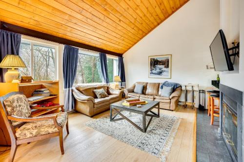 Lincoln Apartment | Pet-Friendly Loon Mountain Condo with Deck and Grill!