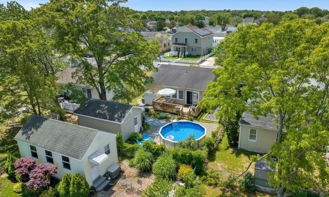 Villas House | Pet-Friendly Luxury Bungalow with Pool, Bocce Court and More