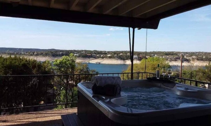 Lakeway House | Pet Friendly- Luxury home- Amazing Views-Lake Travis-25min Downtown Austin