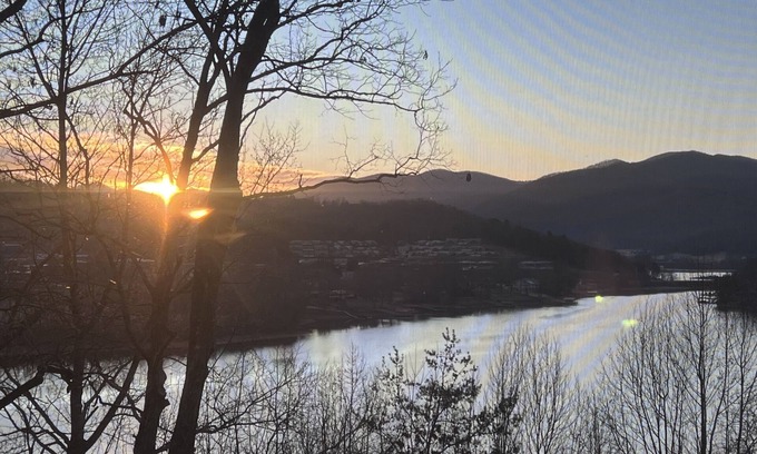 Hiawassee Cottage | Pet friendly luxury lake view cottage fun themed Charming Beaver, New hot tub