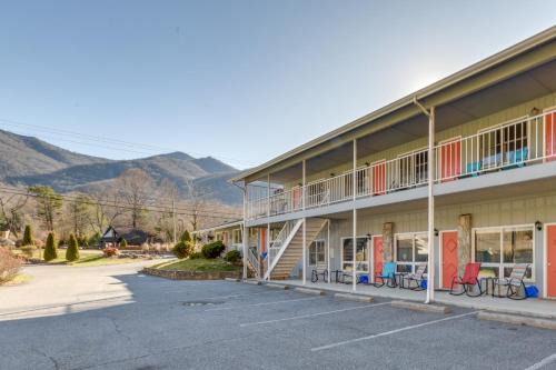 Maggie Valley Apartment | Pet-Friendly Maggie Valley Studio Community Pool!