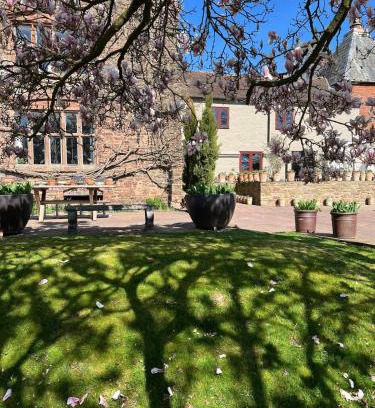 Ledbury House | Pet Friendly Manor House Hop Kiln