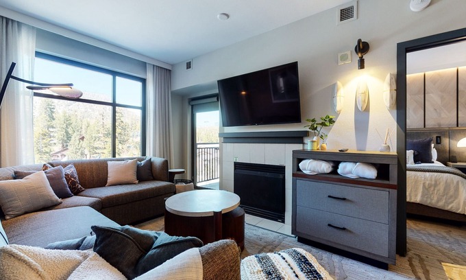 Mammoth Lakes Condo | Pet-Friendly Modern Condo in Luxury Hotel! Across The Village, EV Charging