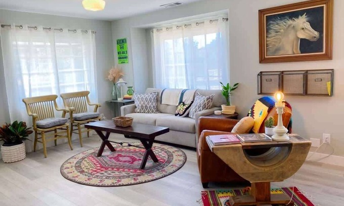 Los Alamos House | Pet Friendly Modern Farmhouse -Walk to Restaurants