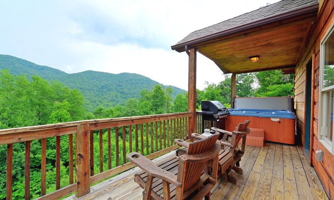 Settlers Ridge Cabin | Pet-Friendly Modern Cabin w/Hot Tub, Mountain Views + Biltmore Pass