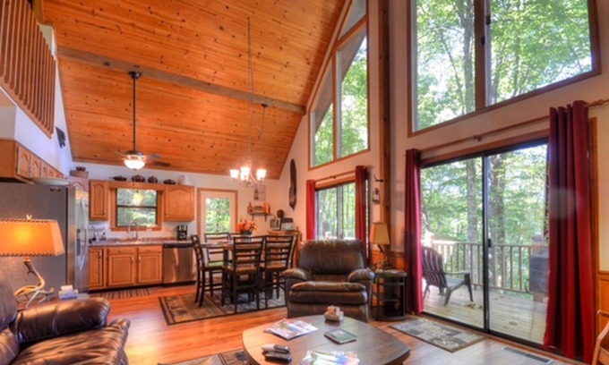 Robbinsville Ski Chalet | Pet Friendly Mountain View Retreat