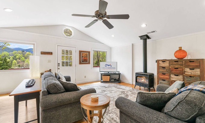 Weaverville House | Pet-Friendly Mountain Views + Biltmore Pass | 20 Mins to Asheville