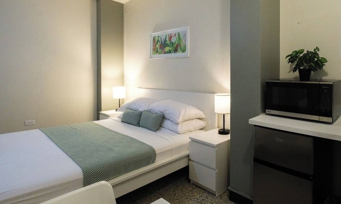 Miramar Apartment | Pet Friendly | Near The Beach | Free Parking | Air Conditioner
