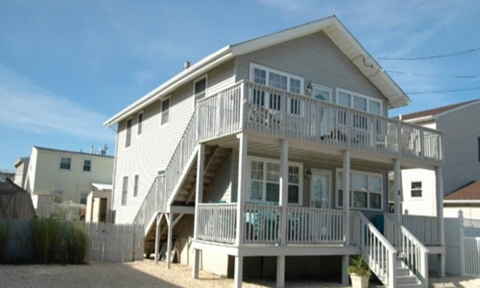 North Beach Haven House | Pet friendly. Oceanside. Brant Beach. WIFI. Beach Badges. Air Conditioning.