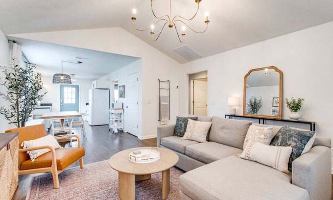 Spring Hill Apartment | Pet Friendly |Outdoor Fire Pit|Shops & Food Nearby