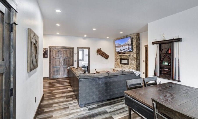 Dillon House | Pet Friendly Outdoor Enthusiast's Retreat. Walk to Lake Dillon!