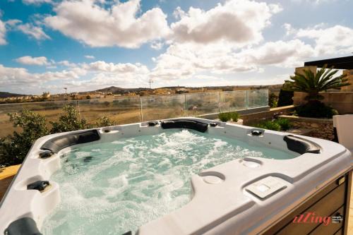 Birbuba Apartment | Pet Friendly Penthouse, Rooftop Jacuzzi with Views