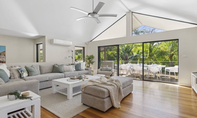 Korora House | Pet Friendly, Pool, Beachside BBQ Heaven, Sleeps 8-10