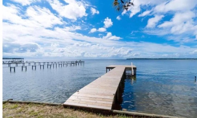 Hertford Cottage | Pet Friendly, Private Waterfront Cottage