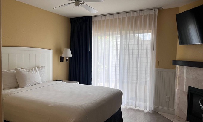 Downtown Monterey Cabin | PET FRIENDLY Queen Room at Ocean-Side Property!