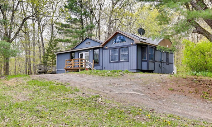 Red Hook Cabin | Pet-Friendly Red Hook Cabin Rental w/ Fenced Yard!