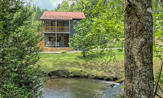 Murphy Other | Pet Friendly Renovated Farmhouse with a Serene Rushing Creek and a fenced yard!