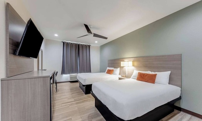 Eastside Promise Neighborhood Hotel | Pet-Friendly Room w/Free Breakfast Near Alamodome – Ideal for Events & Games