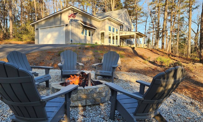 Clayton House | Pet Friendly Scenic Mountain Retreat Hiking Firepit Wifi - Stargazer Hideaway